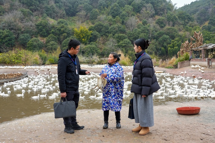 图为该县纪检监察干部在北团镇蕉坑村向白鸭养殖户了解有关情况。.jpg